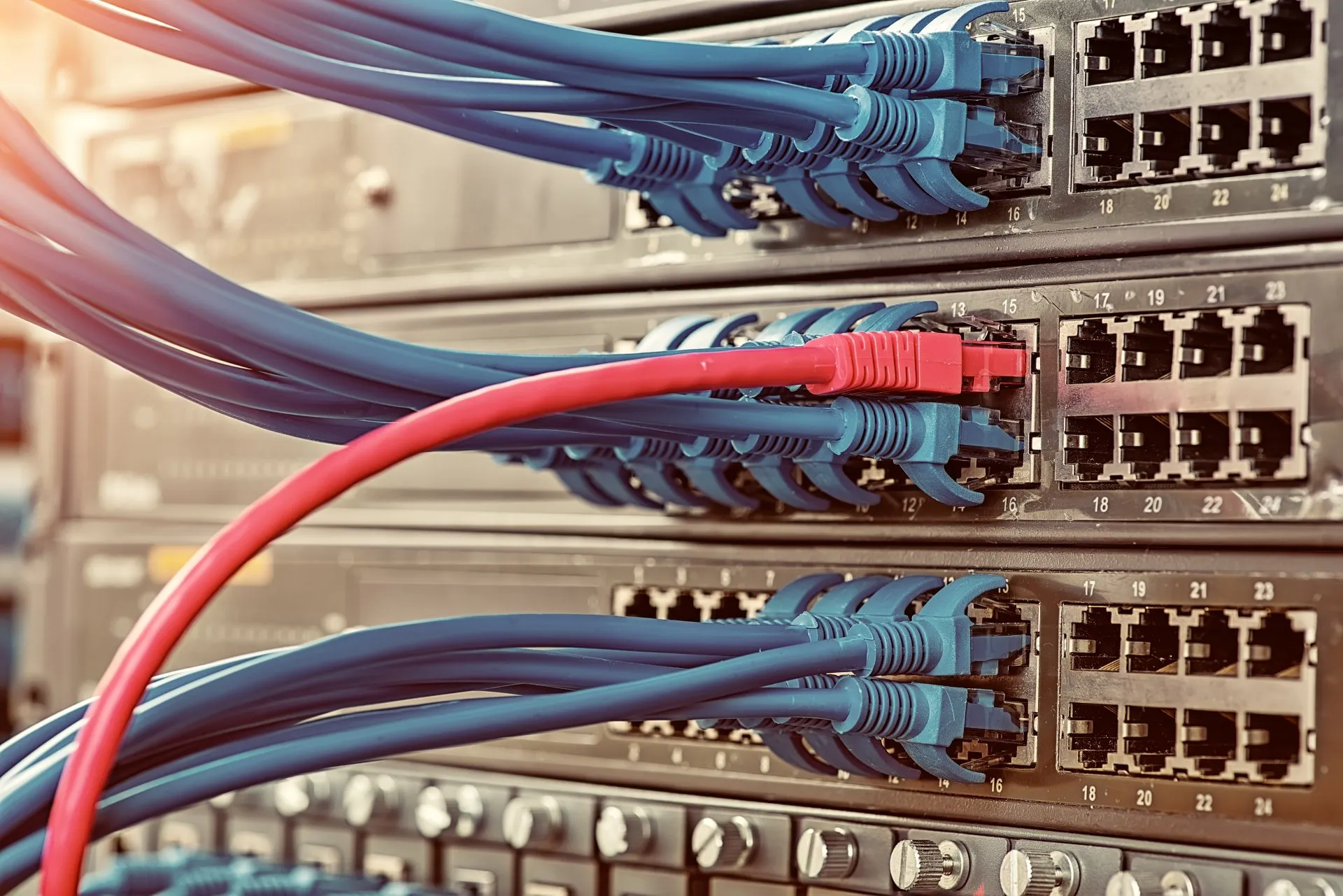 eine Nahaufnahme eines Motherboards mit daran angeschlossenen Drähten und Leitungen