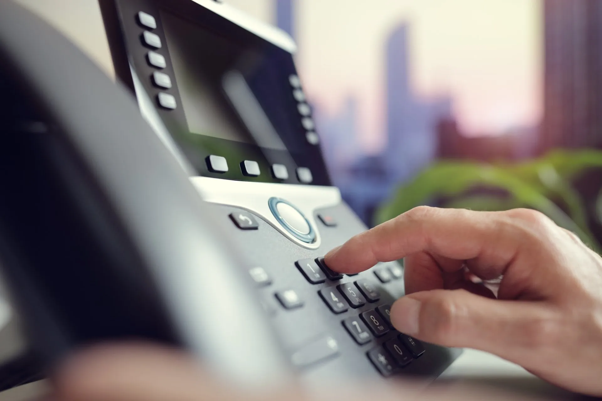 Telefon mit tippendem Finger